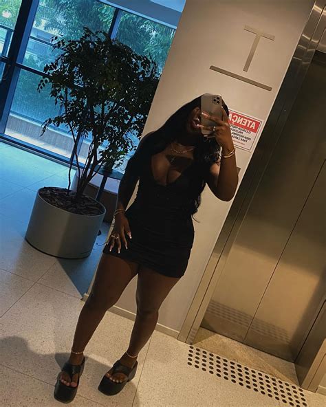 Holly Bombom (@hollybbofc) • Instagram photos and videos.